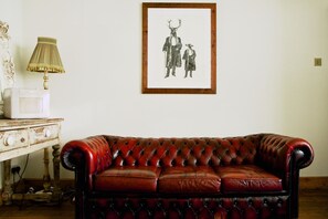 The lovely sitting room has two vintage  sofas which seat 6 people