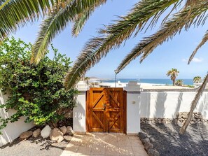 Entrance gate