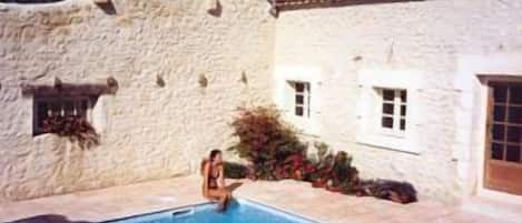 La piscine avec la terrasse carrelée