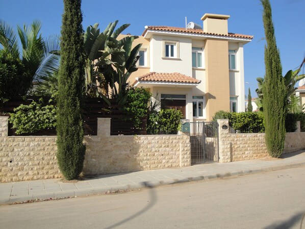 Villa on an elevated position