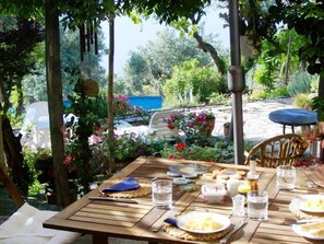 Breakfast on Orchard Villa courtyard patio