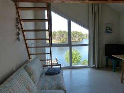 Apartment superb lake views calmly 30m from the harbor and the beach