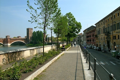 apartment newly renovated in an elegant historical building on the river