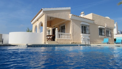 INDIVIDUAL HOUSE WITH PRIVATE POOL - AIR CONDITIONED ROOMS.