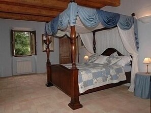 Master bedroom with stunning 4 poster bed