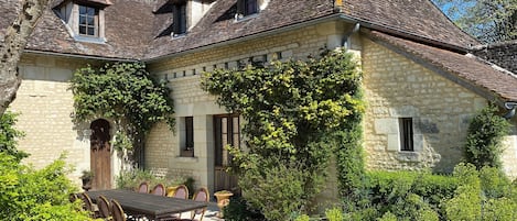 le logis avec sa grande table pour vous accueillir