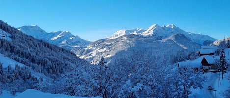 Le Grand Mont et le Mont Mirantin vus de la cuisine