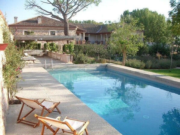 Casa desde la piscina