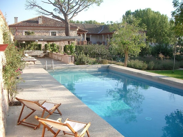 Casa desde la piscina