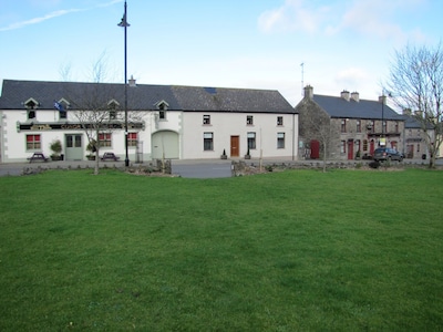 3 bedroom, sleeps 6, beautiful quaint Village in the centre of Ireland