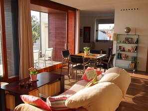 LIVING-ROOM SEA VIEWS