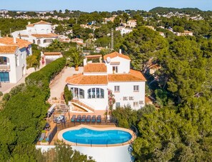 Aerial photo of the front of the villa. 