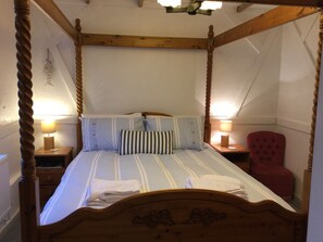 Main bedroom - 4 poster bed