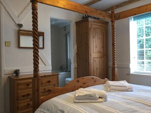 Kingsize bedroom looking towards ensuite bathroom