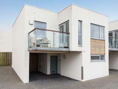 Luxury 2 bed, 2 bath house, central Newquay with balcony, parking and sea views.