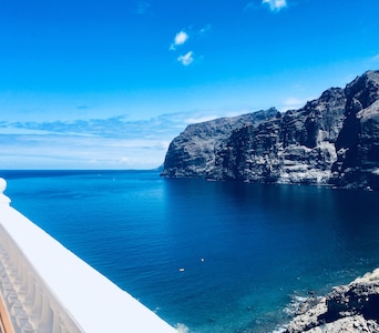 Superb apartment with stunning sea and cliff views, 2 terraces and free wifi.