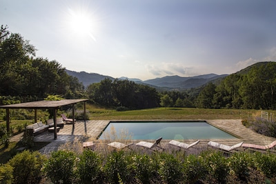 Klassisches toskanisches Bauernhaus mit großem Pool in den Hügeln nahe Lucca für 14 Personen