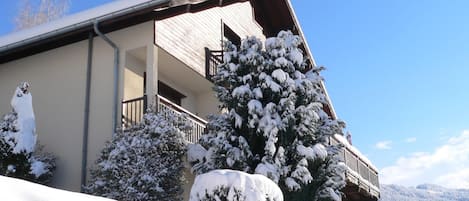 Le chalet en hiver depuis le jardin.