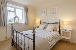 Tide Cottage, Holme-next-the-Sea: Bedroom one enjoys lovely views over Parks Piece
