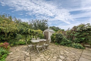 Tide Cottage, Holme-next-the-Sea: Fully enclosed rear garden with outdoor furniture