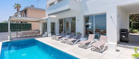 Diese wunderschön Designervilla in der Nähe von Sitges bietet eine einmalige, mediterrane Urlaubserfahrung mit atemberaubendem Panoramablick über Sitges bis hin zum Meer.