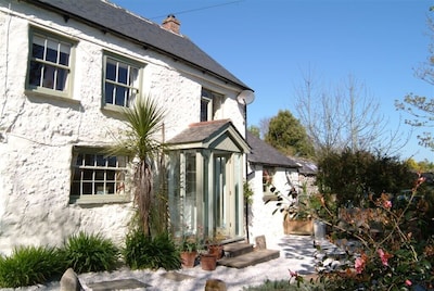 High quality cosy quirky cottage with hot tub in idyllic hamlet nr Helford.