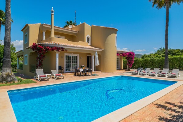 pool area 