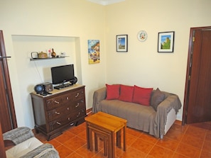 Lounge Area in Casa da Bia, digital LCD TV, DVD, ipod docking stereo.
Free Wi-fi