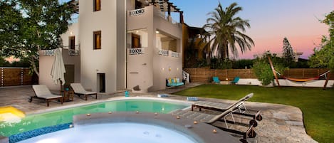 Aestas Residence has a private pool and a jacuzzi.