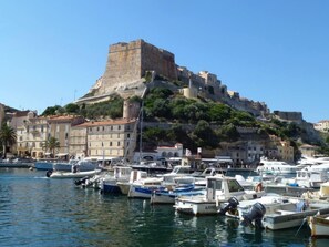 La citadelle surplombe le port de plaisance