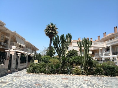 Centrally located house, terrace,close to the beach and center, airco, free wifi