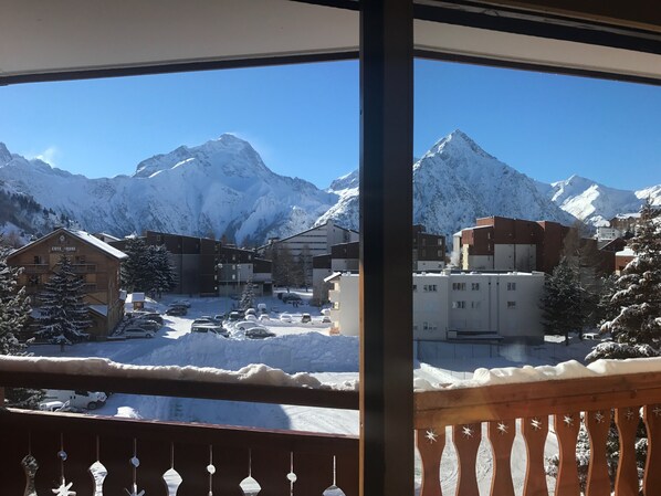 Appartement plein sud, vue sur chaîne des Ecrins, pied des pistes, plein centre.