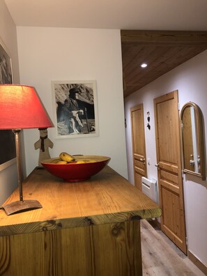 Couloir desservant WC séparé, salle de bain, grands placards, coin montagne