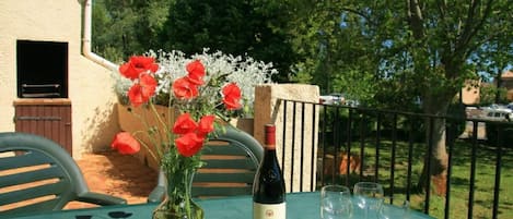 Terrace with barbecue and table/chairs