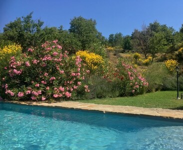 Hermosa casa de campo junto a una colina con piscina en una propiedad de 60 acres de zonas verdes