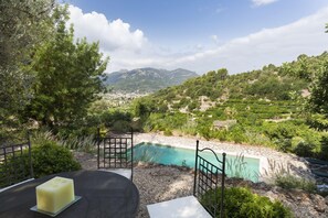 Piscina con vistas hacia Sóller desde una de las terrazas