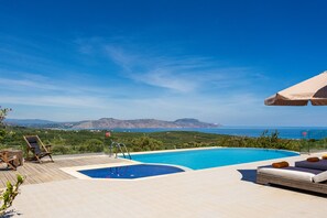 Located only 3 km away from the long sandy beach of Episkopi