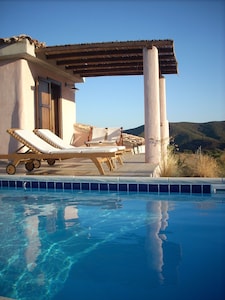 chalet con jardín y piscina, ideal para unas vacaciones relajantes 