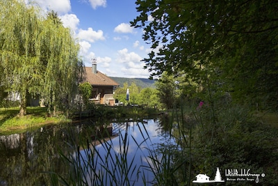 Gästehaus am Waldrand und am Ufer eines Teiches mit Blick auf das Tal