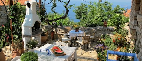 Grande terrasse couverte avec vue sur la mer
