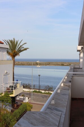 Terrasse- 
Vues de rivière et de mer