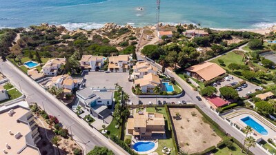 BIS ZU 25% RABATT! Erstaunliche Villa, privater Pool, 200 m zum Strand und Annehmlichkeiten, Klimaanlage, kostenloses WiFi