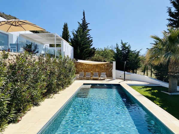 The Glass House with 12m swimming pool