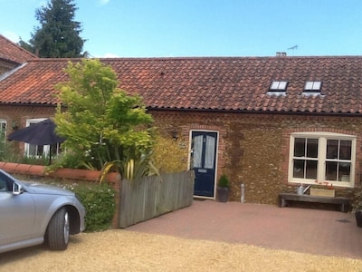 Traditional Mews Carstone Cottage In Quiet Village near Sandringham Royal Estate