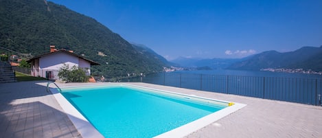 Communal swimming pool with amazing lake view - 12 apartments