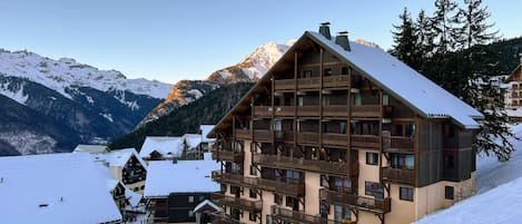 Fabulous location for skiing in and out. Close to Poutran and Alpette lifts