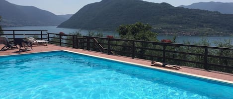 Piscina con terrazza e vista panoramica su montisola e lago