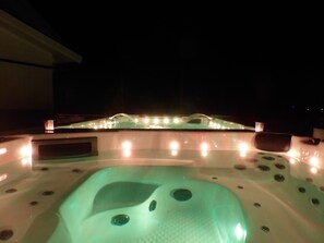 Private jacuzzi & pool
