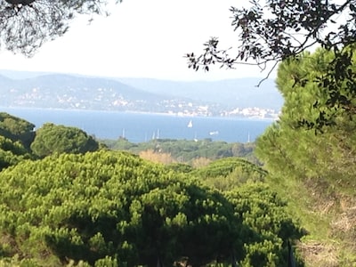 Saint-Tropez-Haus mit Garten und Blick auf die Bucht, 15 Gehminuten vom Strand entfernt