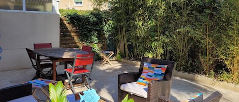 terrasse avec store banne pour se protéger du soleil